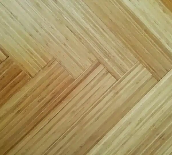 exemple de parquet en bambou massif pose à bâtons rompus