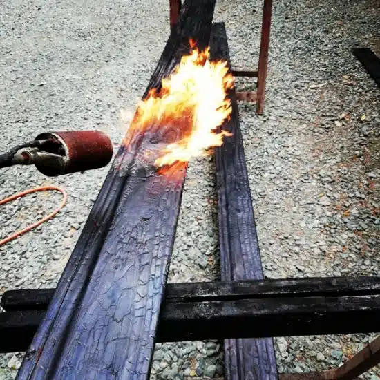 brûlage au chalumeau d'un clin de Douglas Shou Sugi Ban