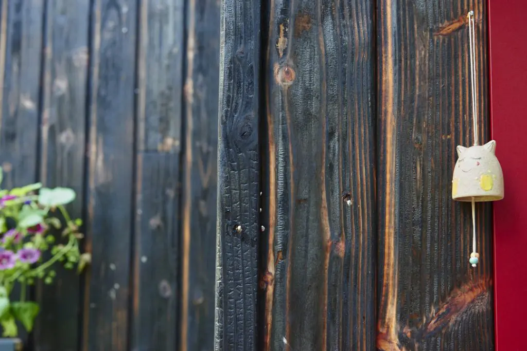 gros plan sur le bardage shou sugi ban de notre maison en bois brûlé