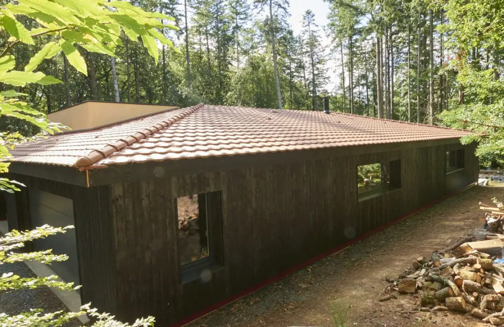 Façade ouest de la maison en bois brûlé. Bardage douglas Shou Sugi Ban.