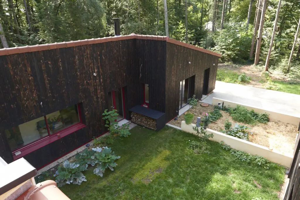 vue du patio de notre maison en bois brûlé depuis le toit en tuiles plates