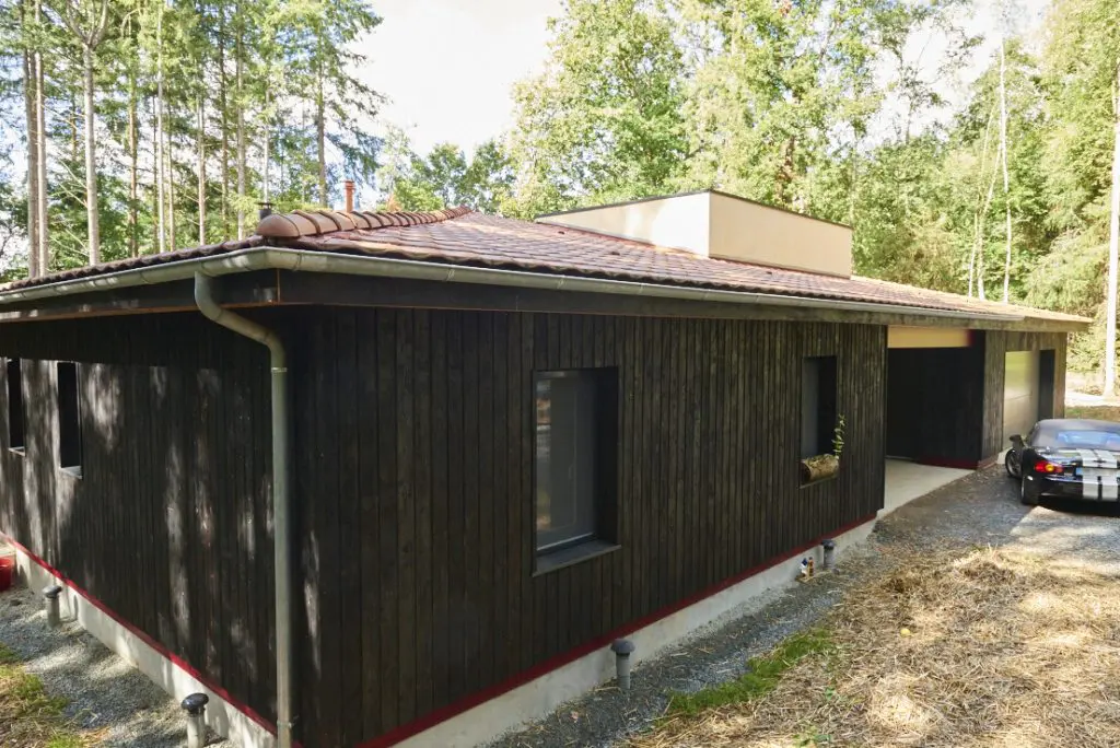 Angle Nord est de notre maison en bois brûlé shou sugi ban (yakisugi)