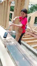jeune fille avec un chalumeau qui fait du bois brûlé