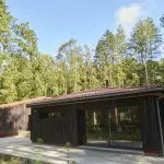 côté sud de notre maison en bois brûlé