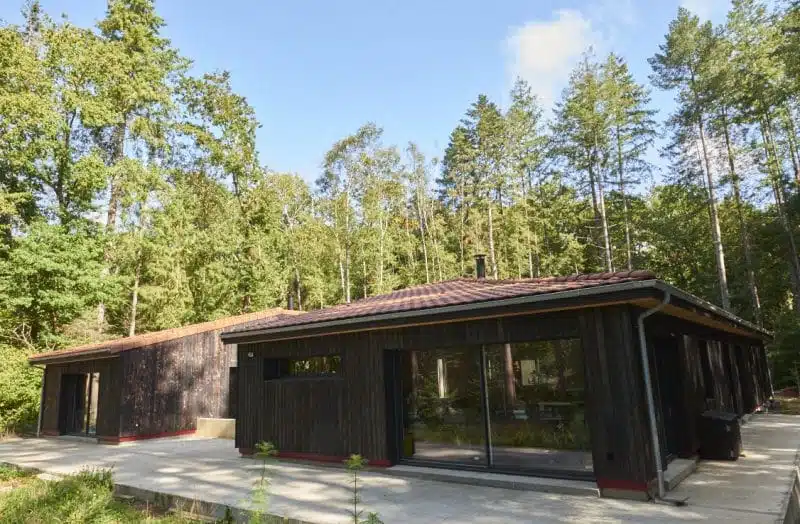 côté sud de notre maison en bois brûlé