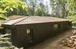 façade ouest de notre maison dans les bois en yakisugi