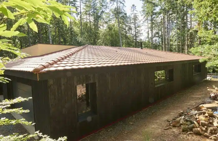 façade ouest de notre maison dans les bois en yakisugi