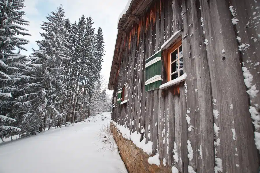 un vieux chalet sous la neige