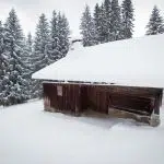 Grange de montagne sous la neige