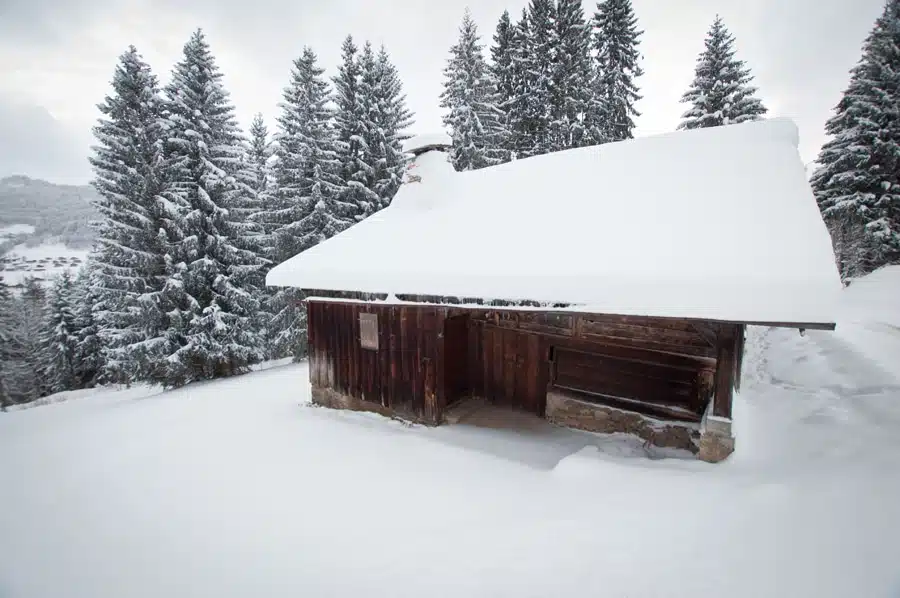 Grange de montagne sous la neige