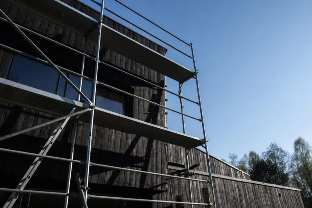 échaffaudage de pose le long du pignon sud d'une maison pour la pose du bardage Yakisugi