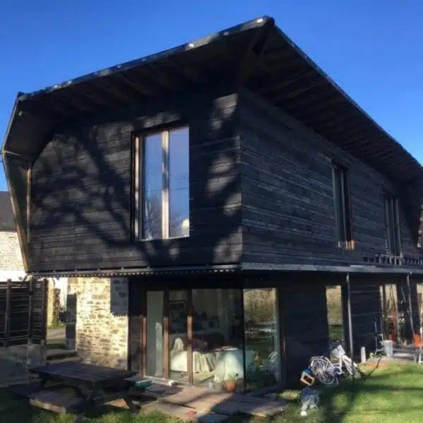 Protéger le bois en extérieur dans les Ardennes. Surélévation de maison en bois brûlé