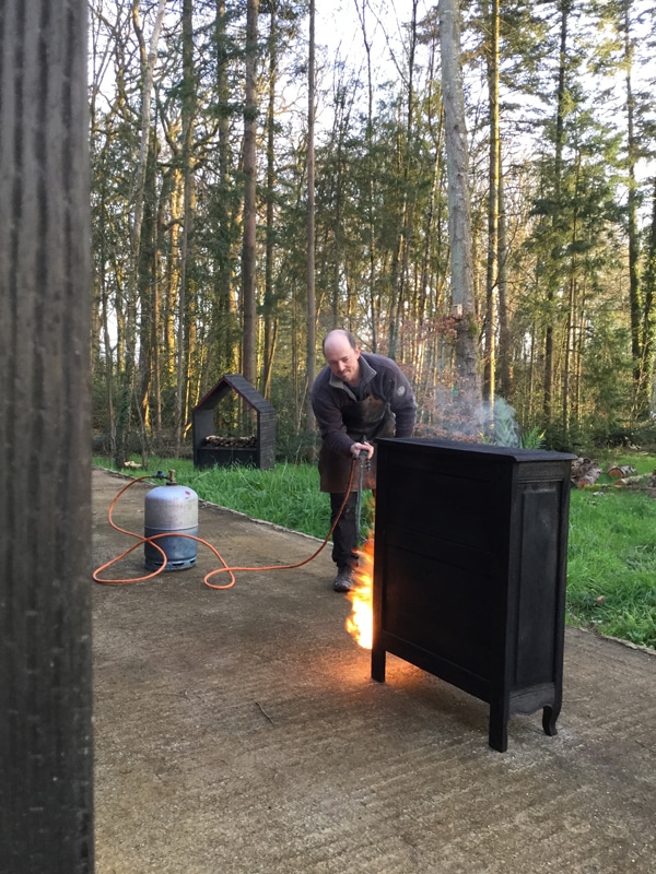 Brûlage au chalumeau pour relooker un meuble rustique en bois