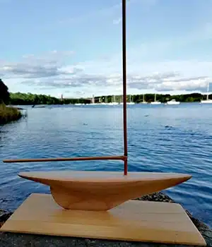 petit bateau sculpté en cèdre du Japon (sugi)