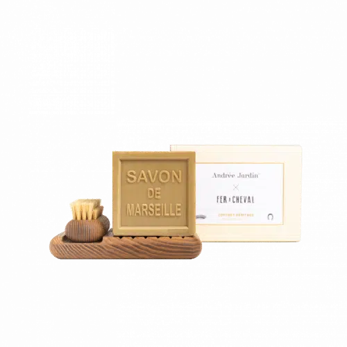 coffret de nettoyage au naturel composé d'une petite brosse, d'un porte savon et d'un savon de Marseille