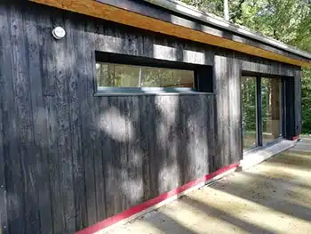 façade de maison en bardage bois brûlé yakisugi Shou Sugi Ban