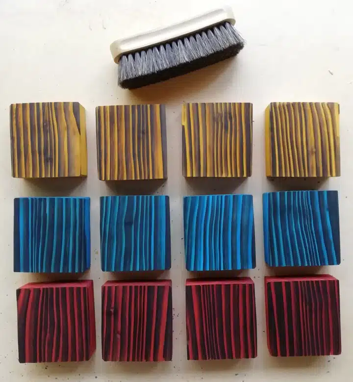 échantillons de bois brûlé brossé et teinté
