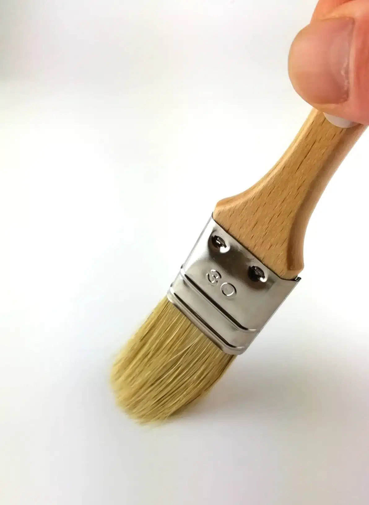 pinceau plat 30mm manche hêtre vernis