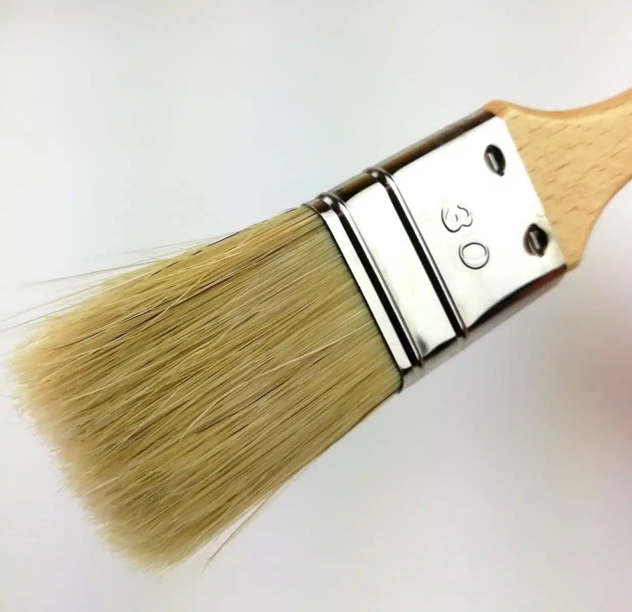 pinceau plat 30mm manche hêtre vernis