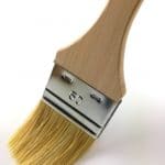 pinceau plat série "Eco" soies naturelles 50mm manche en peuplier brut vue en plongée