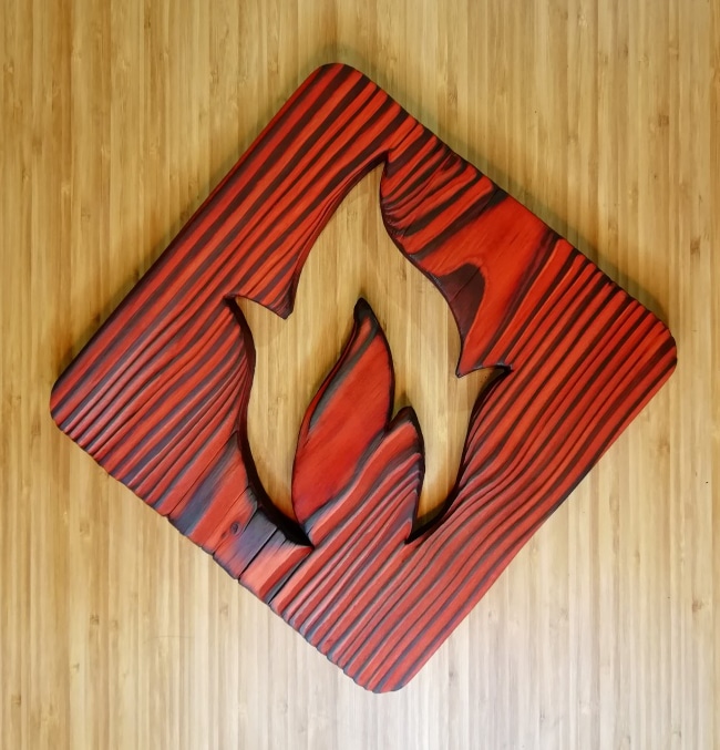 panneaudéco avec flamme en yakisugi teinté rouge