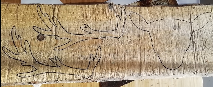 traçage des bois et du contour de la tête de cerf sur une planche de pin