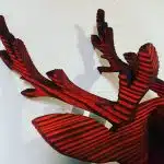 détail de la tête de cerf en bois brûlé, brossé et teinté-yakisugi décoratif