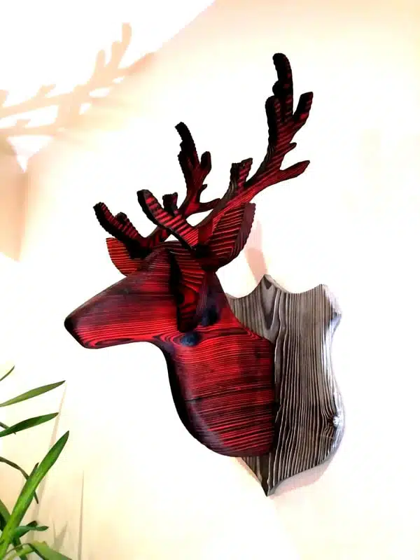 tête de cerf en yakisugi décoratif- bois brûlé, brossé et teinté en rouge