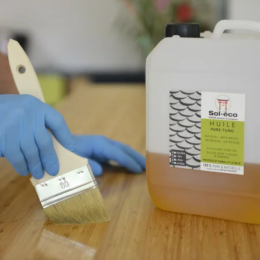 huilage d'un plan de travail de cuisine en bambou avec huile de tung Sol-éco