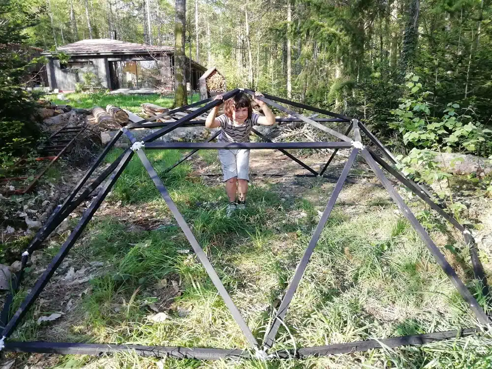 levage de la structure du dôme géodésique