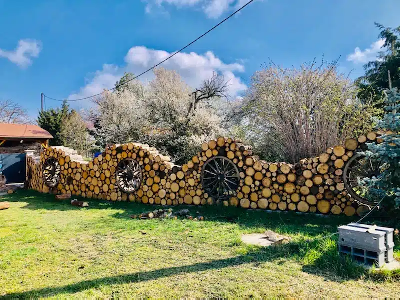clôture de jardin en rondins de bois