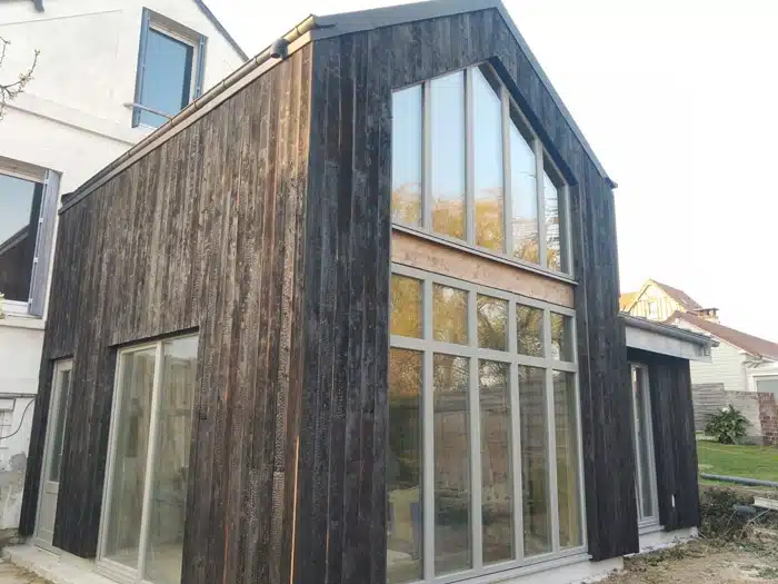 Extension en bois brûlé en Normandie (Réalisation Laurent Guillot)