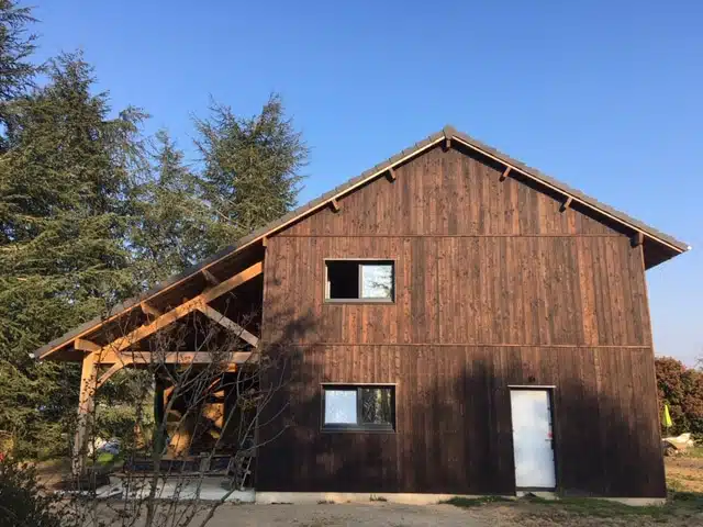 Maison écologique avec bardage en yakisugi brûlé brossé et huilé
