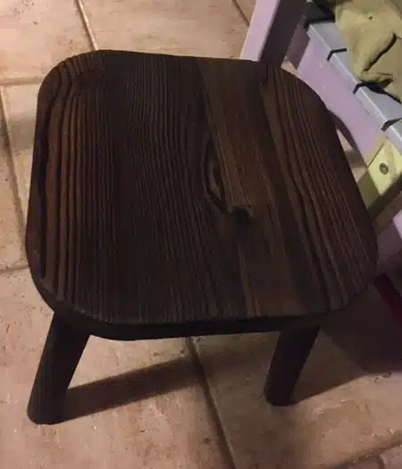 petit tabouret en bois brûlé, brossé et huilé