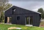 maison bretonne en yakisugi à couvre joint