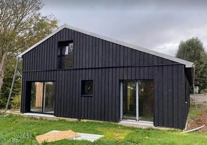 maison bretonne en yakisugi à couvre joint