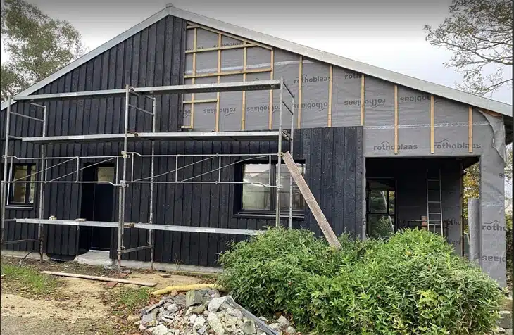 chantier de pose de bardage yakisugi