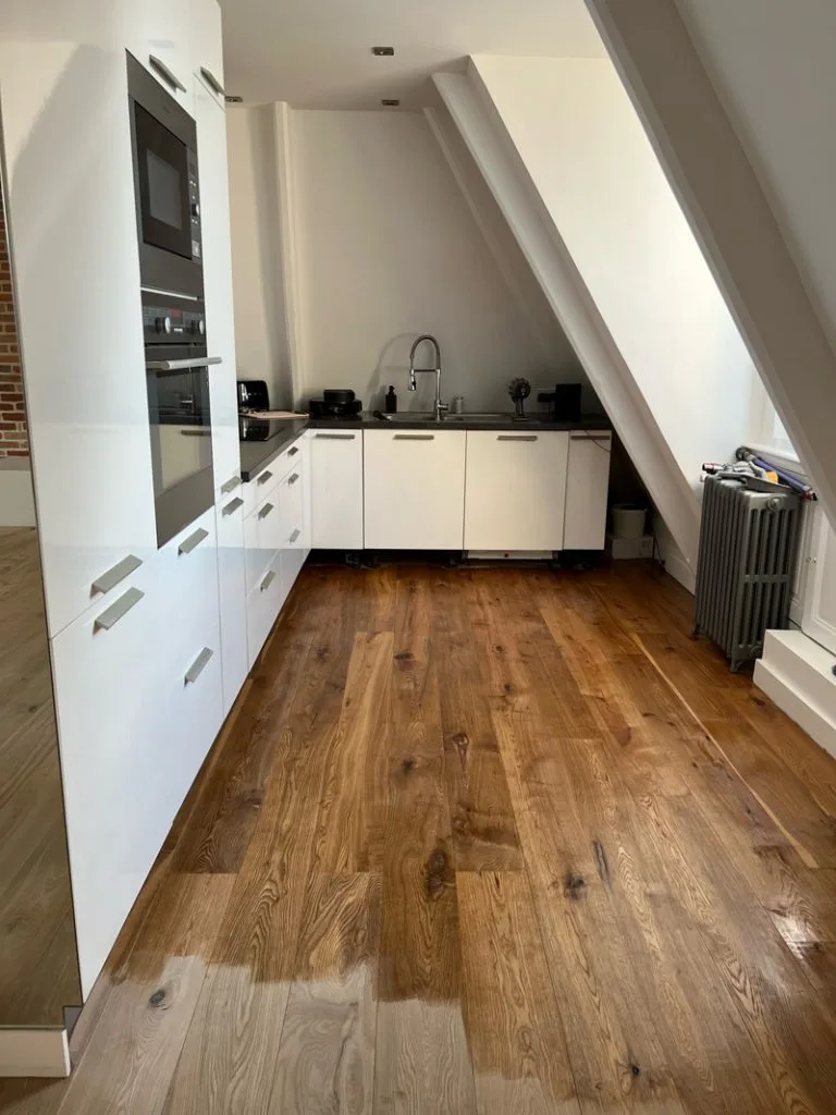 Parquet chêne massif en cours de huilage