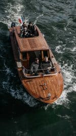 yacht à moteur avec pont huilé
