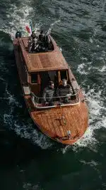yacht à moteur avec pont huilé