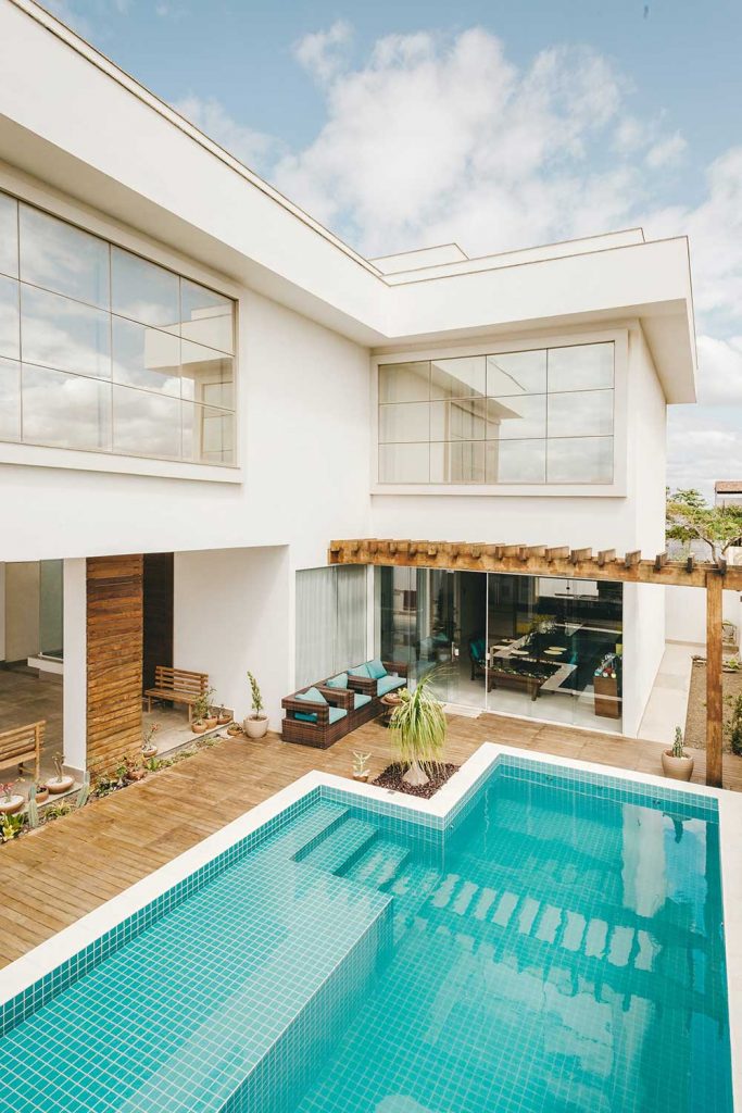 maison avec terrasse bois et piscine