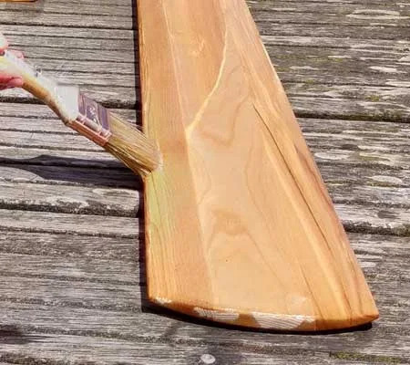 huilage d'un aviron avec l'huile Nautic & Deck de Sol-éco