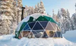 dôme géodésique habitable couvert de neige