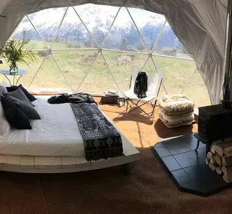 intérieur cozy d'un dôme géodésique habitable