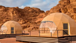 dômes géodésiques habitables dans le désert