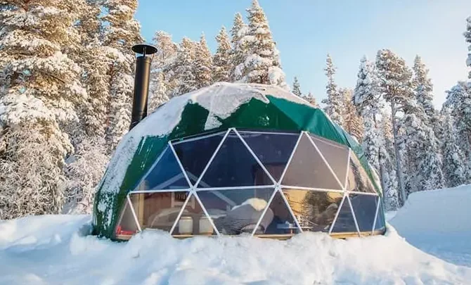 dôme géodésique habitable couvert de neige