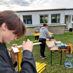adolescents fabricant un dôme géodésique à partir d'un kit