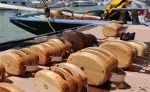 poulies en frêne en cours de huilage avec l'huile Nautic&Deck de Sol-éco