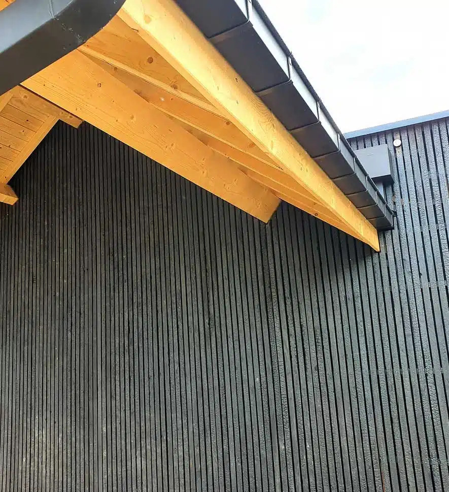 Extension de maison en yakisugi huilé Sol-éco