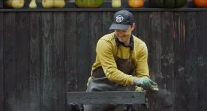 guillaume le penher brosse du bois brûlé devant sa maison dans les bois